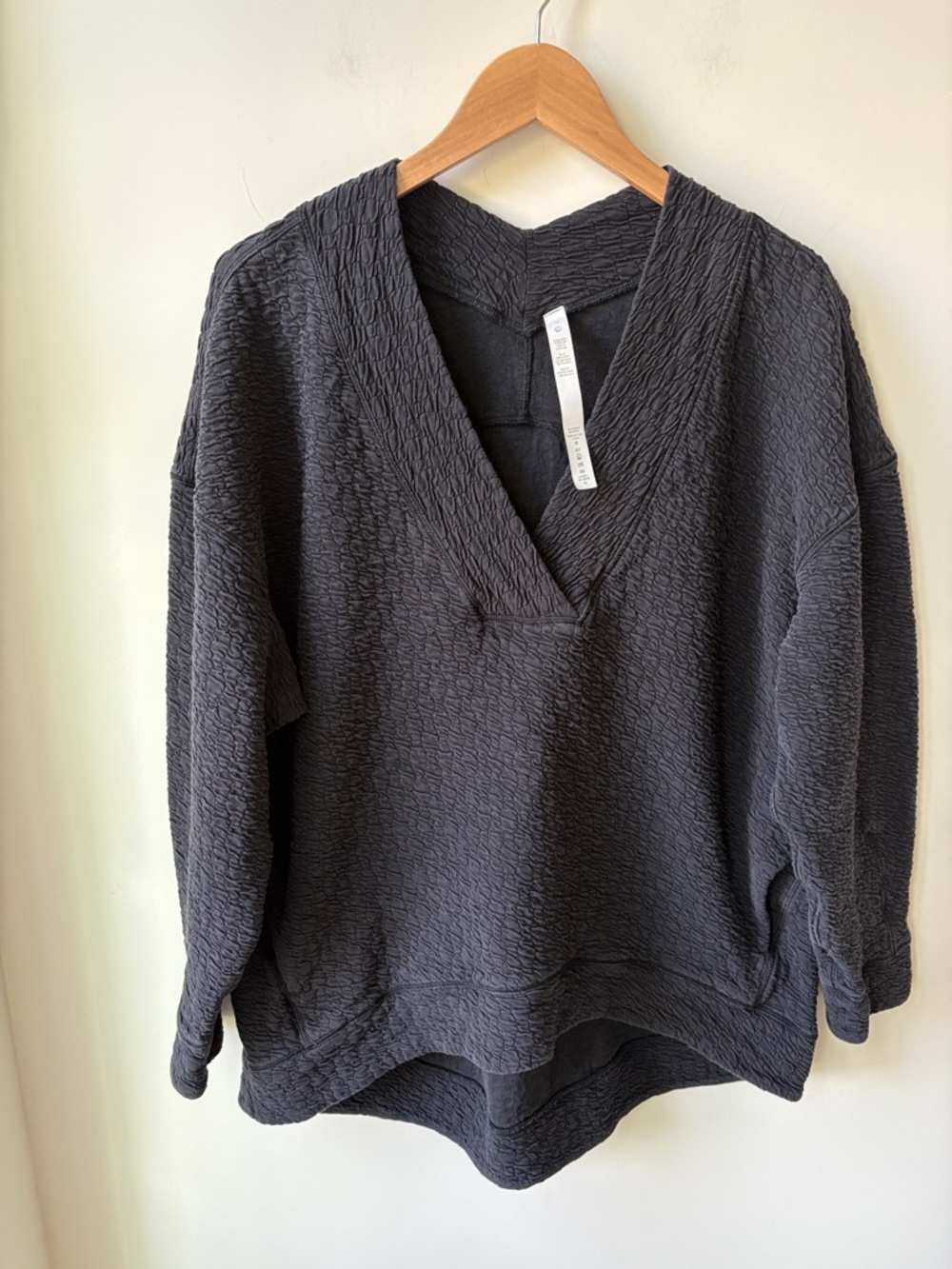 Lululemon Rippled V Neck Pullover in Black Pockets Athleisure Lounge Size 10